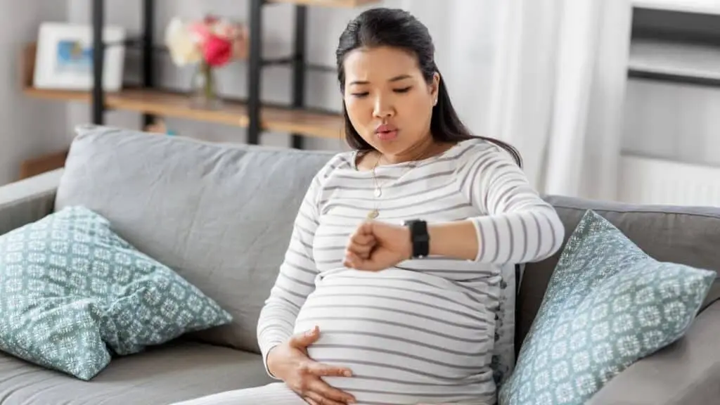 Pregnant lady timing contractions